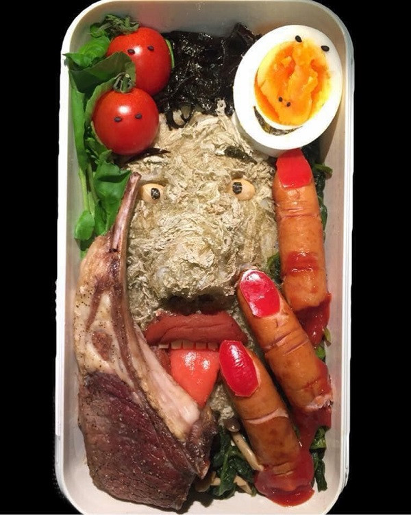 Tất cả các hộp cơm đều là khuôn mặt của một ai đó, tuy nhiên những khuôn mặt này không được lung linh cho lắm. Nhiều bình luận cho rằng người nhận hộp cơm chắc sẽ không khỏi bàng hoàng khi mở ra ăn trưa.