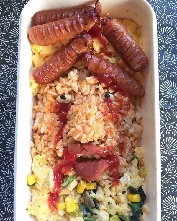 Khác với những hộp cơm trưa dễ thương và lung linh mà chúng ta vẫn tưởng tượng, những hộp cơm xuất hiện trong loạt ảnh này trông khá là kinh dị.