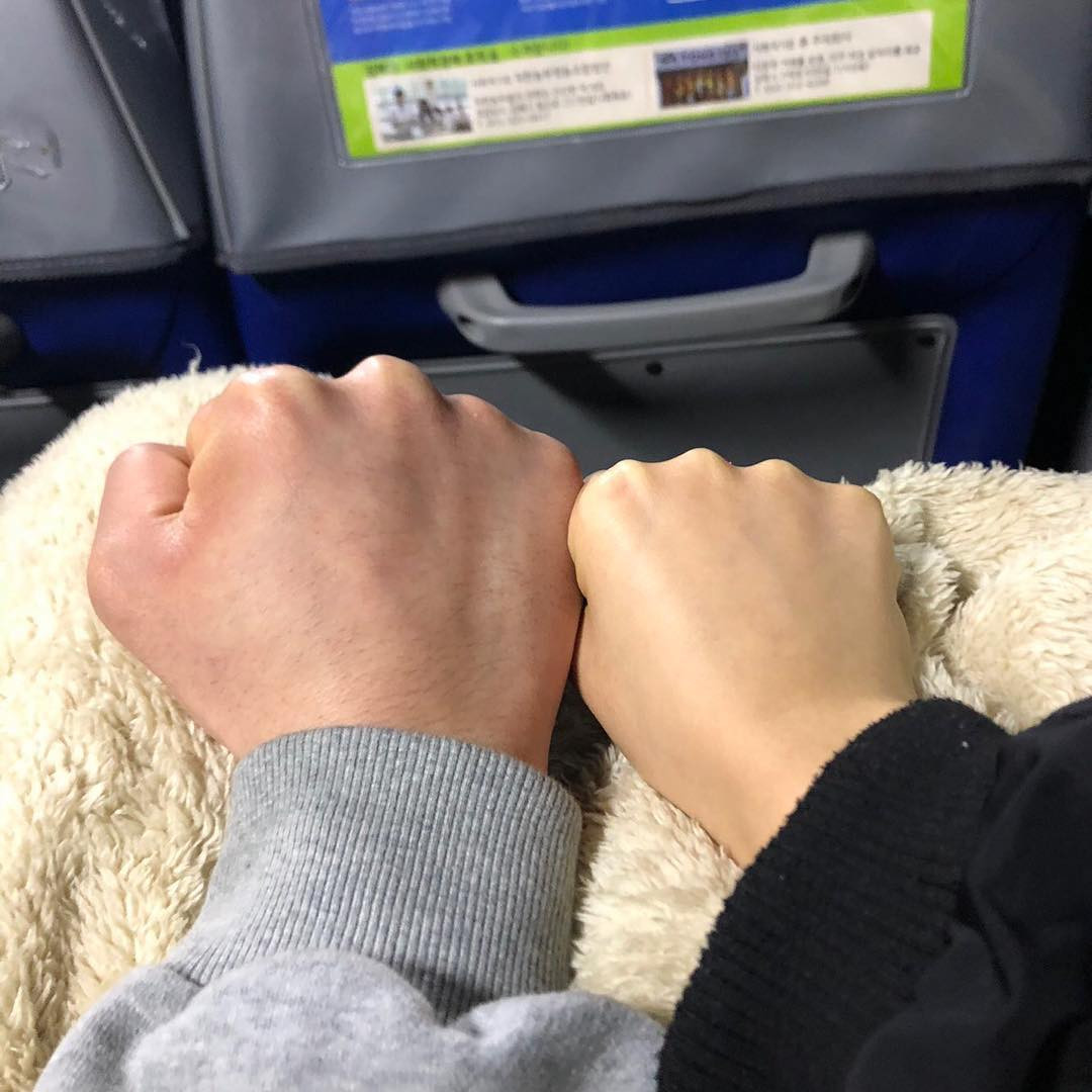 Đương nhiên bàn tay của các nàng luôn nhỏ bé, xinh xắn so với đôi tay to dài, cứng cáp của các chàng trai, vậy nên khi các cặp đôi mang tay ra "so" vô tình tạo ra những khoảnh khắc cực kì đáng yêu.