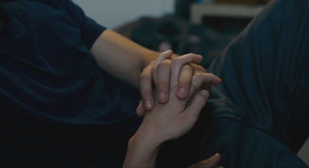 Những đôi bàn tay nắm chặt bàn tay có nhiều ý nghĩa nhưng sự gắn kết của các cặp đôi là điều mà nhiều người cảm nhận được qua trào lưu này.