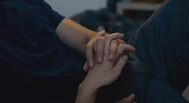 Những đôi bàn tay nắm chặt bàn tay có nhiều ý nghĩa nhưng sự gắn kết của các cặp đôi là điều mà nhiều người cảm nhận được qua trào lưu này.