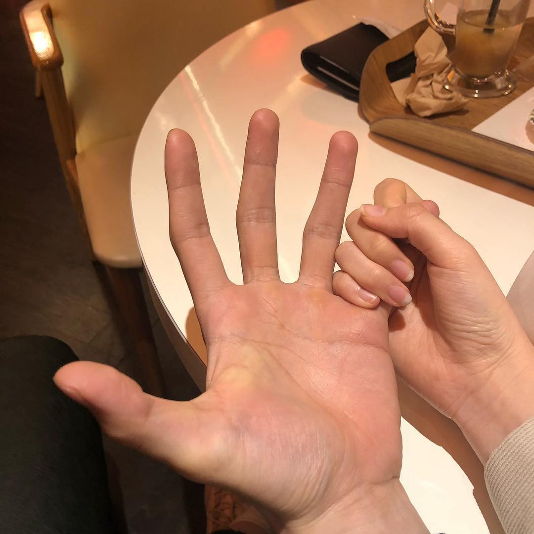 "Đôi bàn tay bé nhỏ của em luôn nép bên bàn tay anh", nghe qua thôi cũng đủ thấy mùi ngôn tình ngọt ngào.