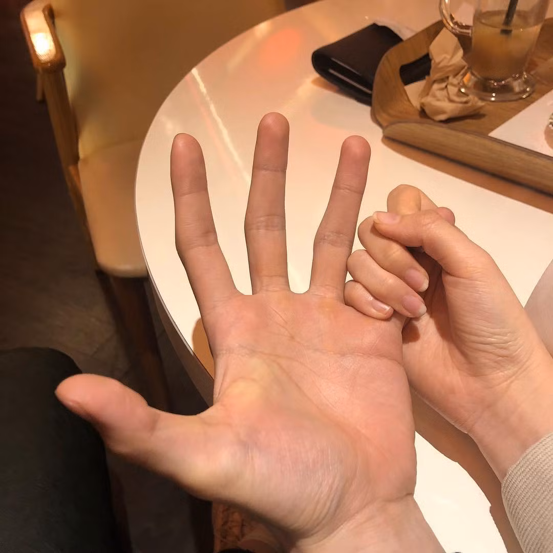 "Đôi bàn tay bé nhỏ của em luôn nép bên bàn tay anh", nghe qua thôi cũng đủ thấy mùi ngôn tình ngọt ngào.