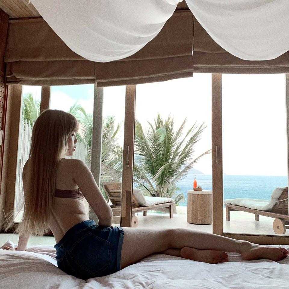 Bạn gái tin đồn Sơn Tùng M-TP cũng không ngần ngại khoe body nuột nà của mình trên MXH và nhận khá nhiều lời khen từ CĐM.