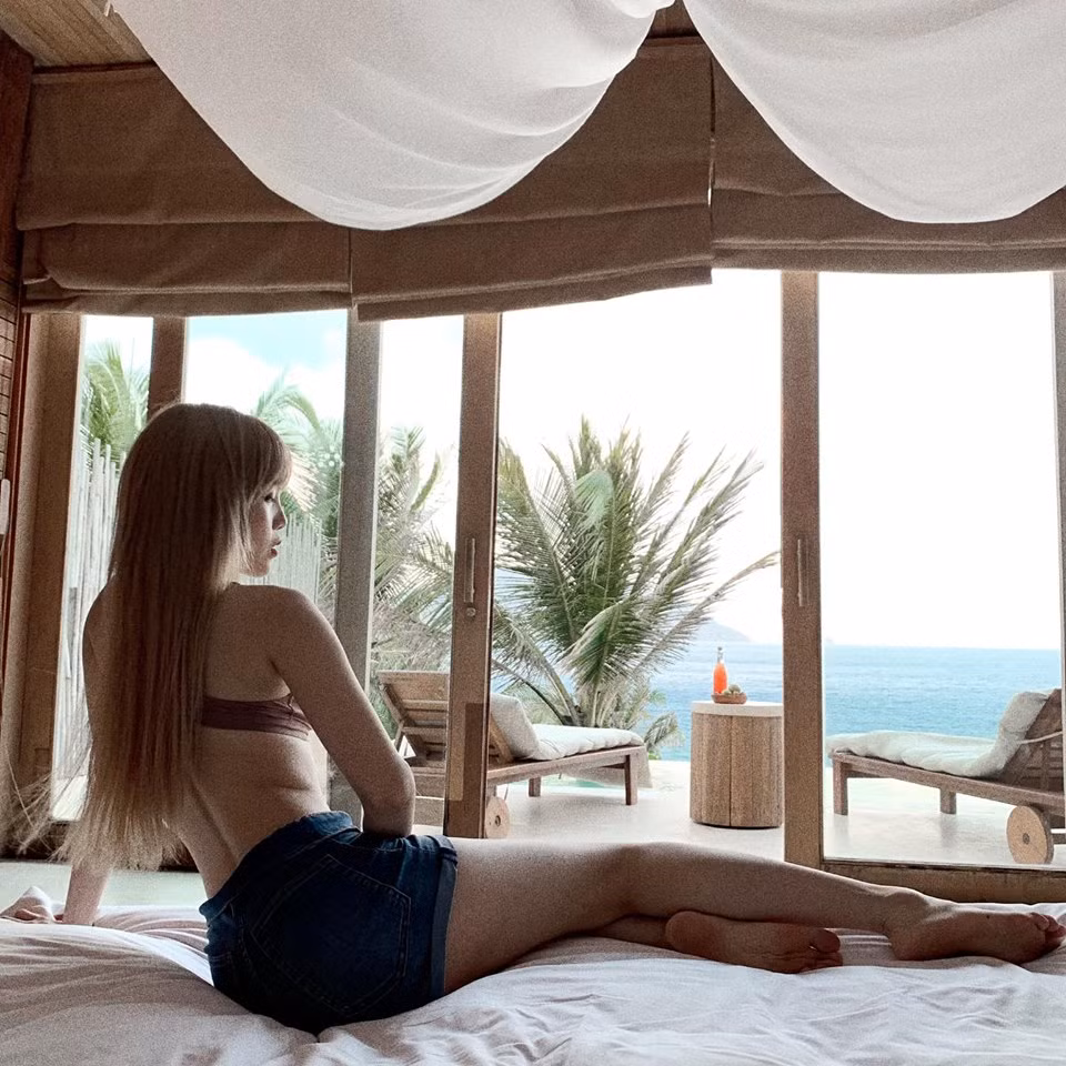 Bạn gái tin đồn Sơn Tùng M-TP cũng không ngần ngại khoe body nuột nà của mình trên MXH và nhận khá nhiều lời khen từ CĐM.