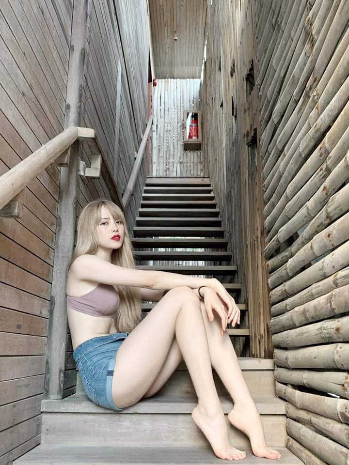 Mới đây, trong loạt ảnh mới nhất, nữ ca sĩ Thiều Bảo Trâm lại khoe loạt ảnh khoe 3 vòng nóng bỏng khiến dân tình xịt máu mũi.