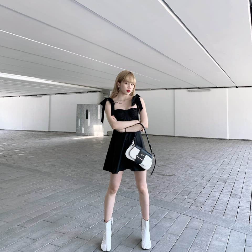 Cũng chính vì vậy, nhiều dân mạng đã đặt câu hỏi rằng, liệu những hình ảnh khoe thân nuột nà mới đây liệu có phải là pha "lên số" của Bảo Trâm trước khi ra MV mới.