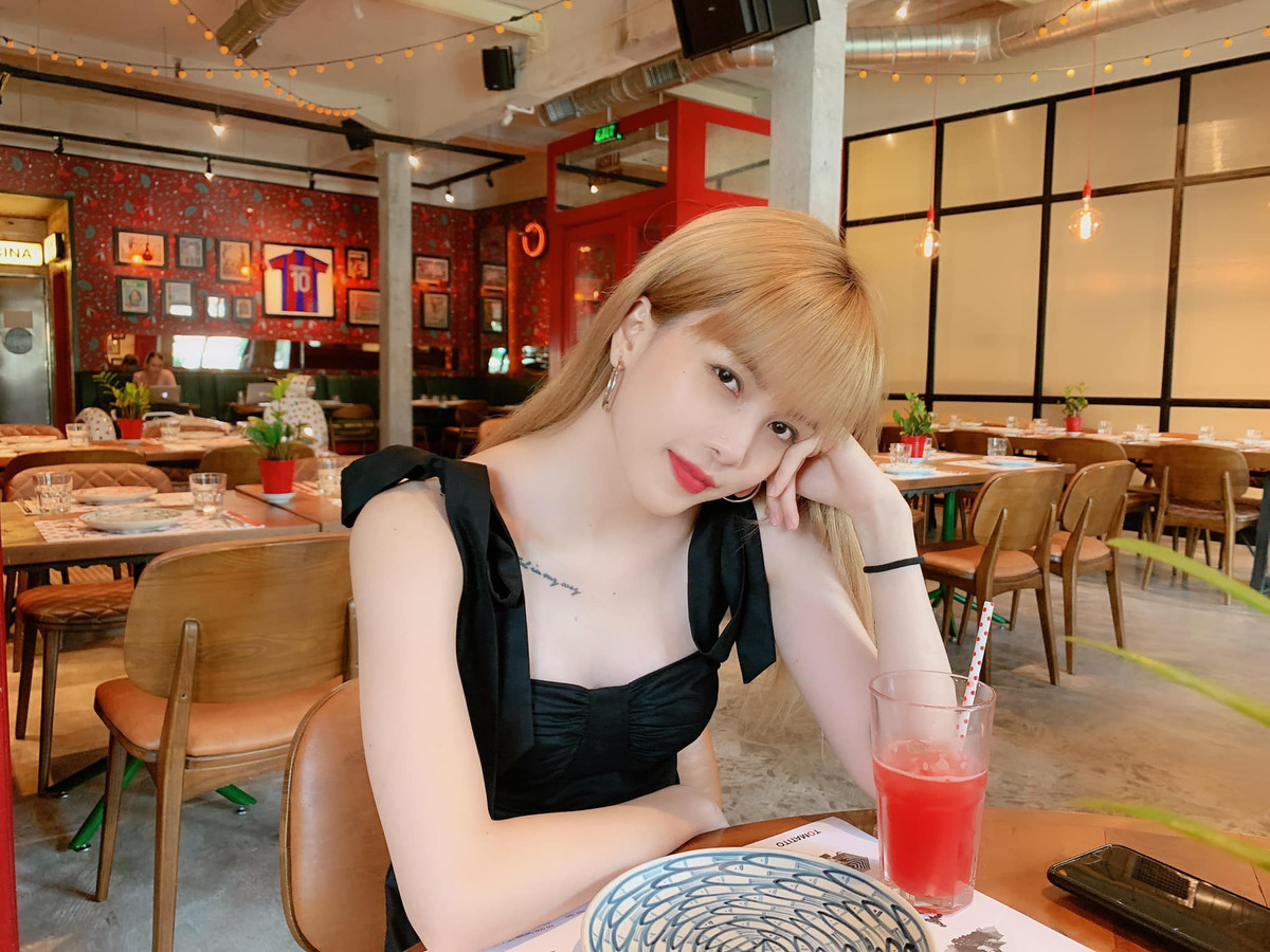 Làn da trắng như tuyết khiến nhan sắc của Bảo Trâm càng tôn lên vẻ đẹp quyến rũ chết người.