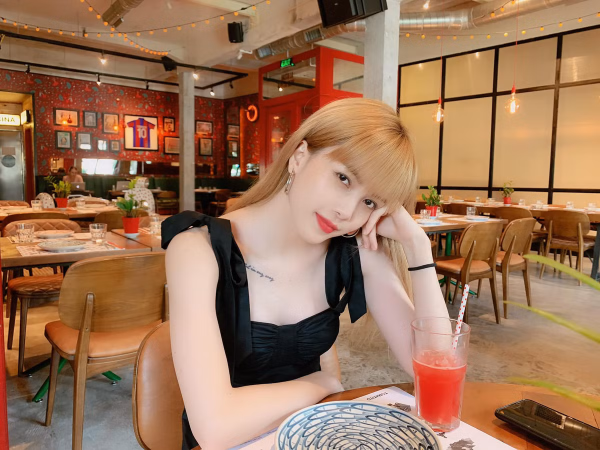 Làn da trắng như tuyết khiến nhan sắc của Bảo Trâm càng tôn lên vẻ đẹp quyến rũ chết người.