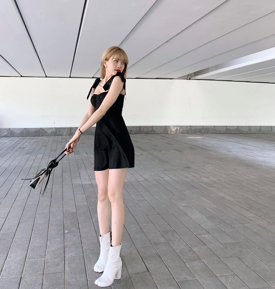 Từ khi bước vào làng giải trí cho đến nay, Bảo Trâm thường xuyên khoe những bức hình diện đồ khoét hở hút mắt.