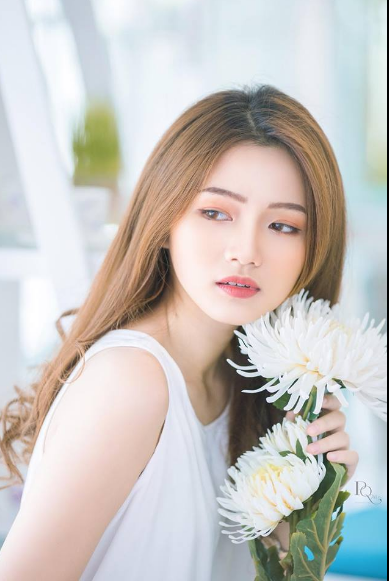 Bên cạnh đó, Trâm Anh cũng chia sẻ về những thành tích mình đã đạt được: "Mình từng tham gia 2 cuộc thi sắc đẹp với quy mô cả nước. Sau 2 cuộc thi đó, mình đã trưởng thành hơn. Mình nhận ra mỗi mối quan hệ trong đời đều rất quan trọng, nó giúp mình đạt được những điều mình muốn. Nhiều người bảo mình chảnh chọe, thật ra không đúng. Mình thấy bản thân rất cởi mở và vui vẻ với mọi người".