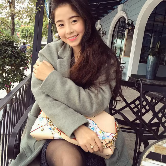 Với vẻ ngoài xinh xắn cùng câu chuyện tình cực đẹp, trang Facebook cá nhân của Nam Thương thu hút gần 180k lượt theo dõi. Mỗi bức hình mà cô nàng đăng tải đều nhận được hàng ngàn lượt like, lượt bình luận.