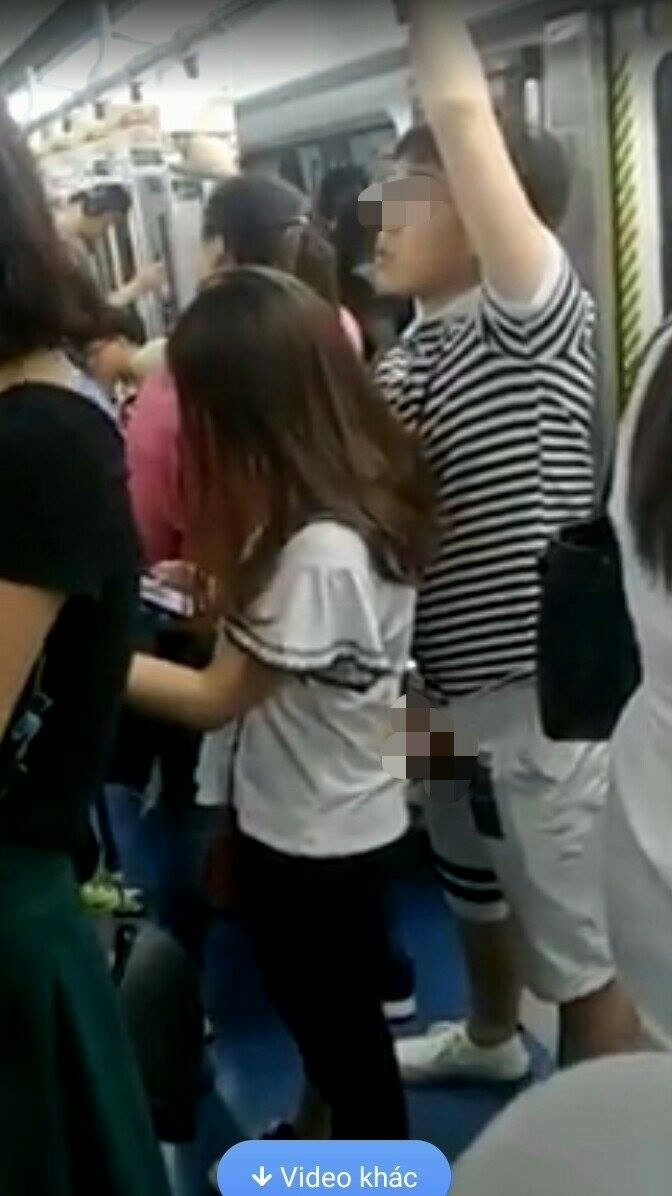 Những hình ảnh các cô gái bị sàm sỡ nơi công cộng không hiếm trên MXH và đã bị dân mạng lên án mạnh mẽ.