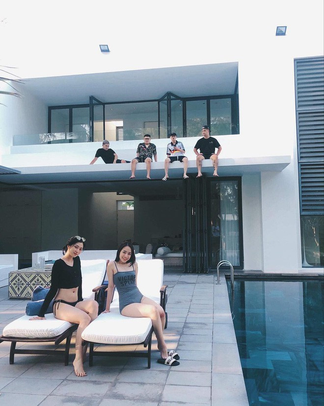 Khi tụ tập đi nghỉ dưỡng với nhóm bạn thân, Joyce chọn bộ bikini giản dị với tông màu đen nhưng vẫn khéo léo khoe được vòng 2 không chút mỡ thừa.