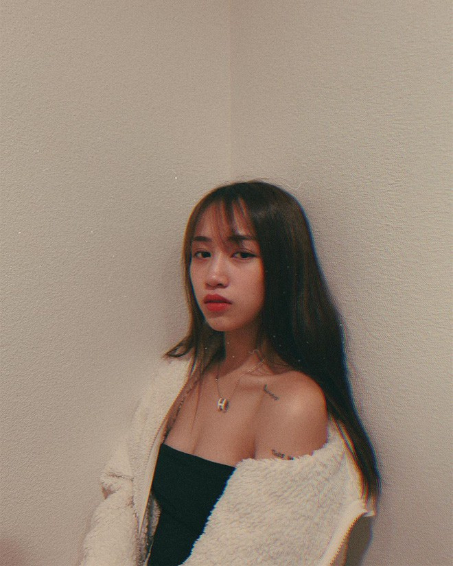 Bình thường do chuộng phong cách street style khoẻ khoắn và năng động với áo thun, quần jeans và giày sneaker nên hiếm khi thấy Joyce show off vóc dáng.