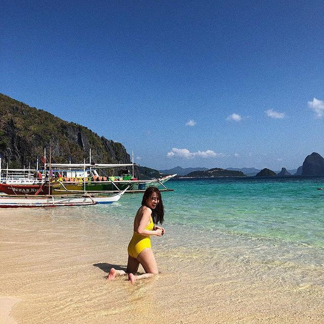 Không chỉ được chú ý bởi giày hiệu, túi xách, xe sang, con gái doanh nhân Minh Nhựa còn có những tấm ảnh hiếm hoi khoe dáng trong bikini là bằng chứng cô nàng này cũng sở hữu vóc dáng không hề thua chị kém em.