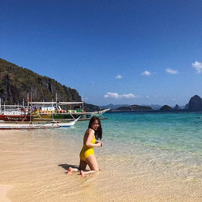 Không chỉ được chú ý bởi giày hiệu, túi xách, xe sang, con gái doanh nhân Minh Nhựa còn có những tấm ảnh hiếm hoi khoe dáng trong bikini là bằng chứng cô nàng này cũng sở hữu vóc dáng không hề thua chị kém em.