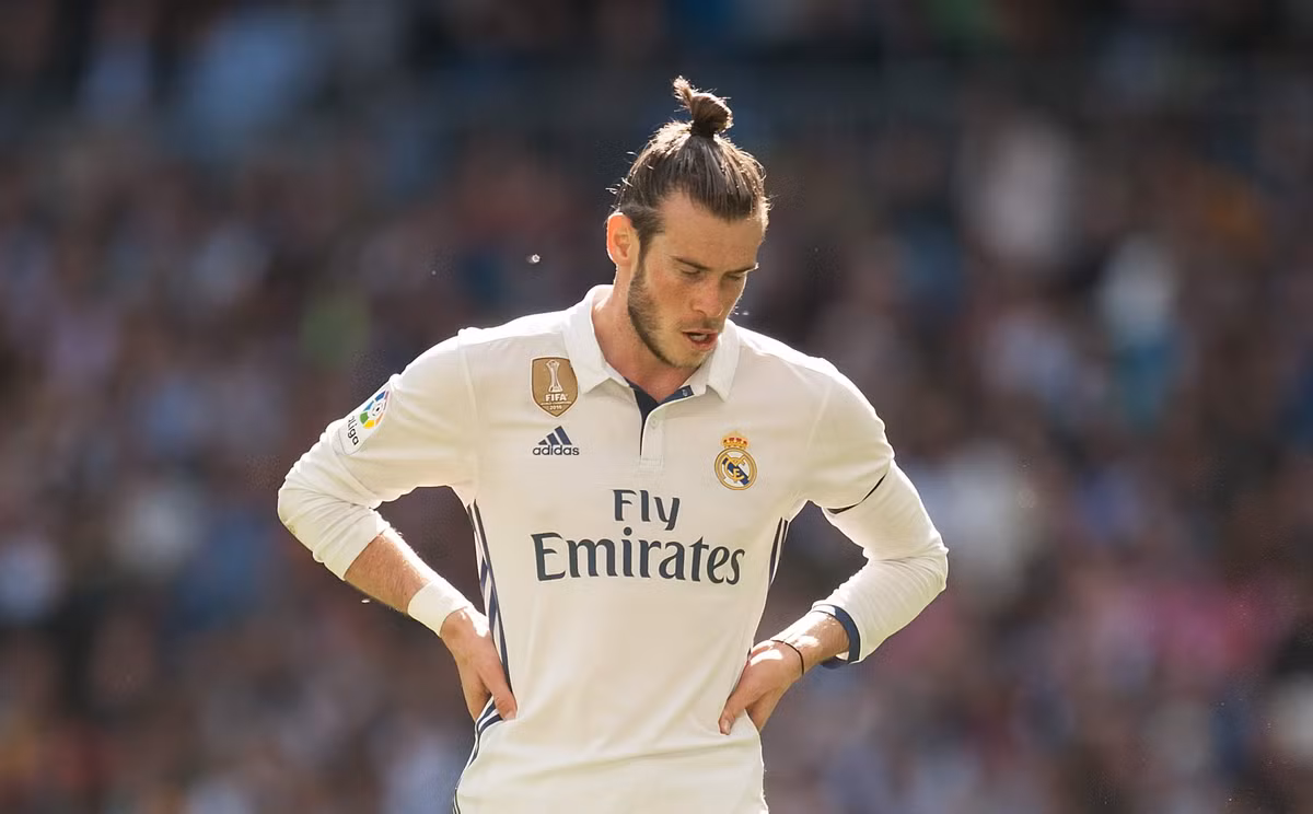 Real Madrid thanh lý Gareth Bale: Tờ Don Balon đưa tin, Real Madrid sẽ đưa Bale lên 'sàn giao dịch' ngay khi TTCN mùa Đông mở cửa. Họ hy vọng sẽ thu về khoảng 89 triệu bảng. Đây là số tiền khá lớn đối với một cầu thủ liên tiếp dính chấn thương như Bale nhưng Chelsea, M.U hay Tottenham đều không ngần ngại mạo hiểm với thương vụ này. Ảnh: Don Balon