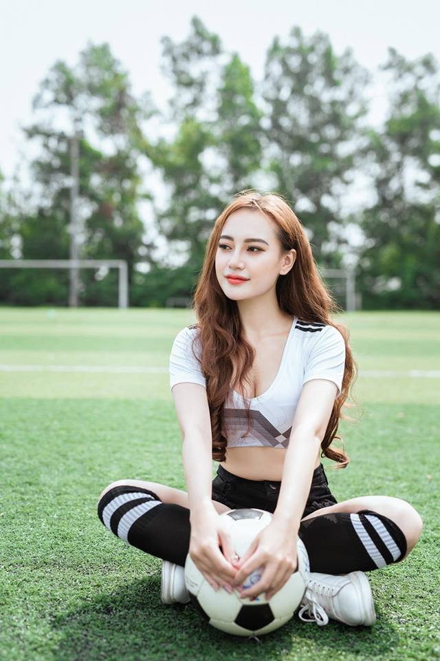 Sau những cái tên gây tranh cãi như Đặng Ngân, Cao Diệp Anh thì mới đây, một hot girl World Cup nữa cũng được nhiều người nhắc đến khi bị nhận xét là hổng kiến thức bóng đá và chẳng biết gì về môn thể thao vua, đó là Trần Anh Thư.