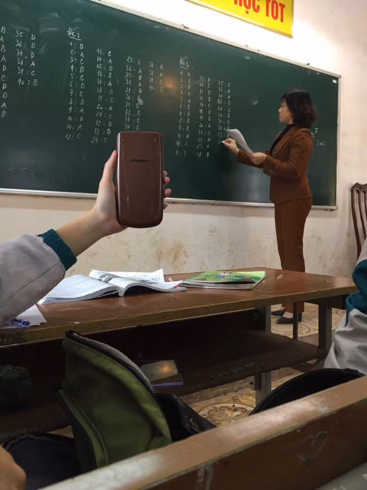 Để "mix" cho ton-sur-ton với bộ cánh của cô giáo, học sinh này đã phải ngồi hàng giờ để sơn chiếc máy tính của mình sang màu nâu.