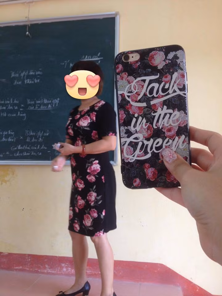 Thậm chí ngay cả những họạ tiết cực kì hiếm như floral (hoa) nhưng các "cao thủ" vẫn tìm ra được thứ để mix cùng. Điển hình chính là bộ đôi váy hoa - case điện thoại hoa.