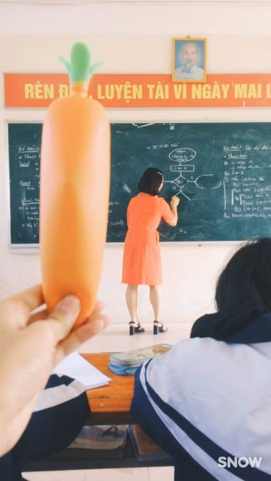 Bộ đồ cam của cô giáo được "lũ quỷ sứ" đáng yêu ví như củ cà rốt.