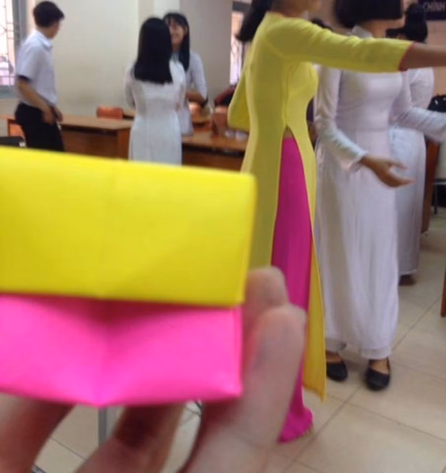 Áo dài 2 màu của giáo viên sao có thể làm khó sức sáng tạo của học sinh.