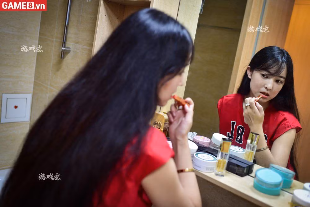 Sau khi thành danh nhờ kiếm tới 12.000 USD/tháng và từng là nữ tuyển thủ duy nhất của Trung Quốc tham gia giải đấu game lớn nhất thế giới World Cyber Games, Lý Úy giờ đã trở thành "bà bầu" của 2 team Đột Kích chuyên nghiệp và tham gia đấu giải.