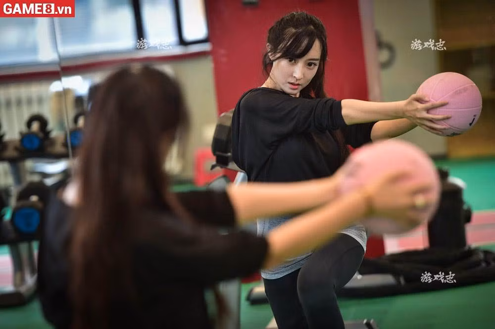 Chưa dừng lại ở đó, nữ game thủ 9X Trung Quốc còn quản lý một nhóm streamer nữ khá đông đảo. Thu nhập trung bình của nhóm khoảng 6.000-7.000 tệ, cá biệt có người kiếm được 15.000 tệ (khoảng 50 triệu đồng) mỗi tháng.