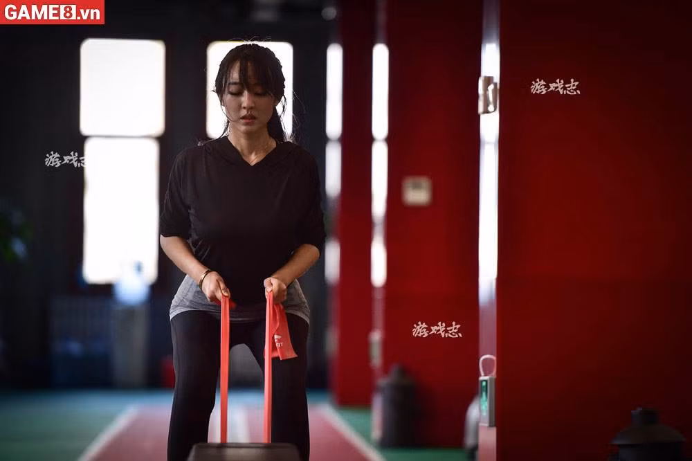 Lý Úy không chỉ được biết đến với vai trò là một nữ game thủ, cô hiện còn là bà chủ đang quản lý 2 đội tuyển Đột Kích tại Quảng Đông và Thái Nguyên và thành công không kém nhờ đóng quảng cáo và làm người mẫu ảnh.