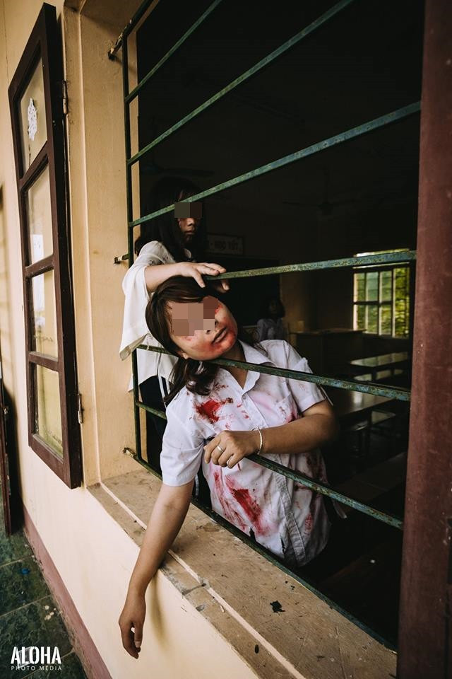 Theo đó, các bạn trẻ của lớp chuyên Sinh đã hóa thân thành hình tượng zombie máu me, rùng rợn để làm nên bộ ảnh kỉ yếu của mình.