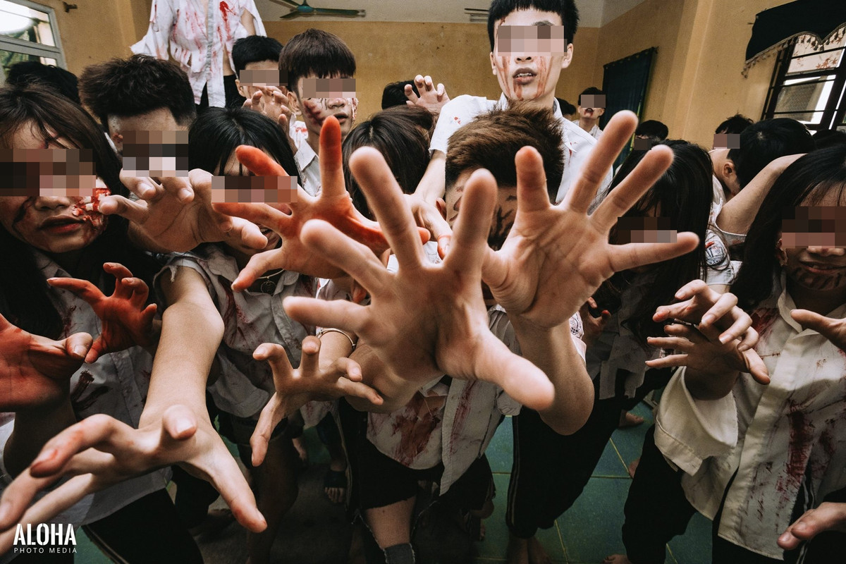 Để thực hiện bộ ảnh, có 30 bạn học sinh phải hoá trang thành zombie, 10 người còn lại đóng vai người thường quay MV. Tất cả từ quần áo tới việc hoá trang đều do các bạn nữ chuẩn bị.