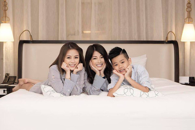 Cách đây vài năm khi hình ảnh của Kim Thoa mới xuất hiện nhiều trên mạng xã hội, ai cũng trầm trồ ngạc nhiên không tin là chị thuộc thế hệ 7X. Từ đó, cô liên tục nằm trong top đầu danh sách những bà mẹ không tuổi được cư dân mạng ngưỡng mộ.