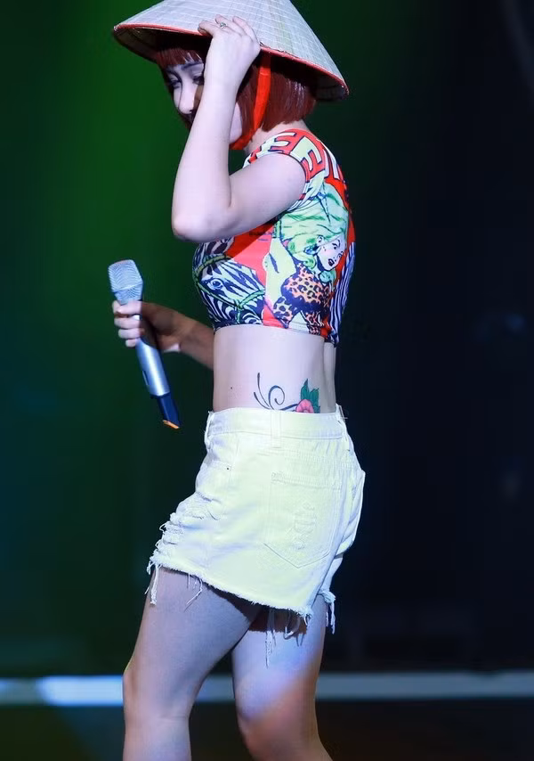 Bạn bè của hai người cho hay, cả hai gần gũi và dính nhau như sam bởi công việc dày đặc đã khiến họ phải xa nhau quá lâu.