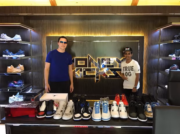 Trên thực tế, đây không phải là lần đầu tiên, Rashed Saif Belhasa khiến người ta ghen tỵ, ngưỡng mộ đến thế. Trước đây, cậu ấm 15 tuổi này đã từng được nhắc đến với kho giàu khủng lồ với những thương hiệu đắt tiền và hiếm có.