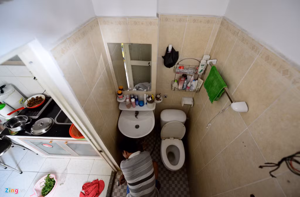 Điểm chung của những căn hộ "tí hon" này là chỗ tắm rửa, vệ sinh nằm chung trong diện tích chật hẹp, chỉ chưa đến 1 m2.