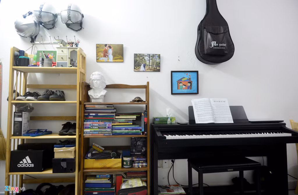 Không gian dọc hai bờ tường đều được tận dụng để đặt, treo đồ đạc.