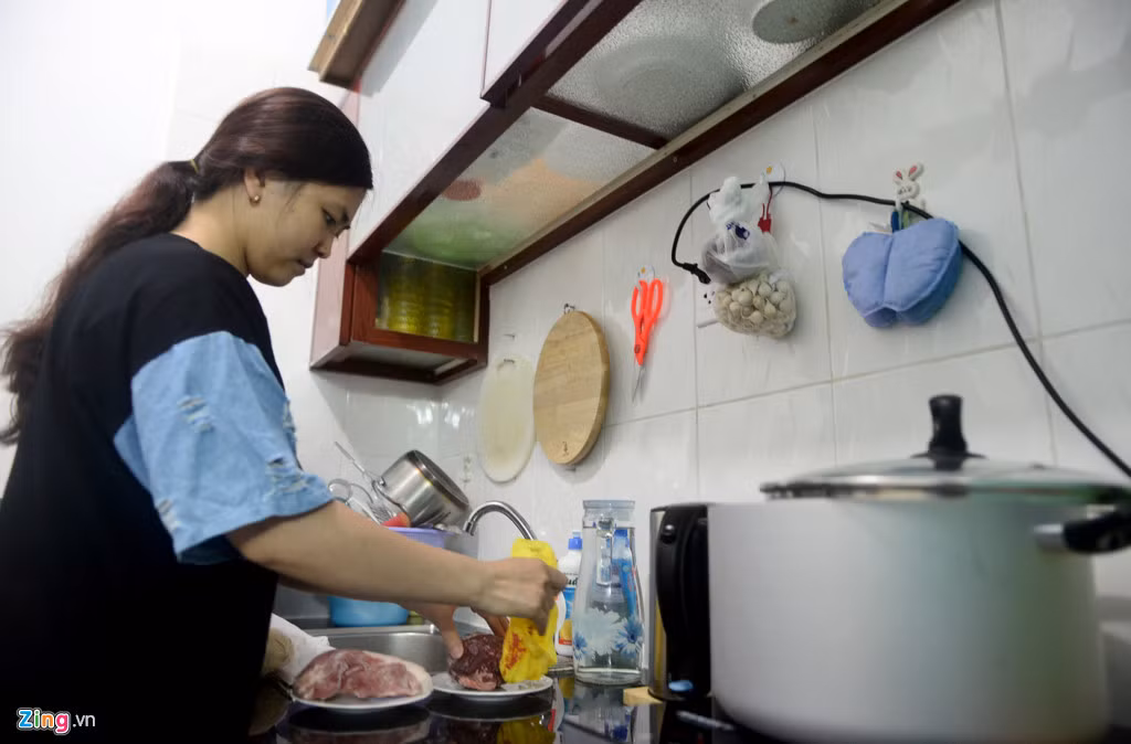 Theo cặp vợ chồng trẻ này, để sống được trong căn hộ nhỏ cần phải sử dụng các loại đồ đạc hợp lý, tính toán kích cỡ vật dụng sinh hoạt trước khi mua.