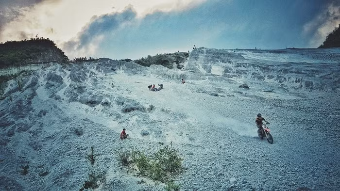 Mặc dù không quá nổi tiếng như những con đèo ở khu vực phía bắc nhưng khi đã dừng chân tại đèo Đá Trắng, bất cứ dân phượt nào cũng phải ấn tượng với nó bởi cung đèo uốn lượn qua những triền núi với những thung lũng xanh ngắt ẩn hiện những bản làng thanh bình. Ảnh: Offroad