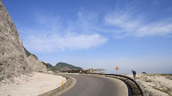 Theo chia sẻ của một số dân phượt từng trải nghiệm ở đèo Đá Trắng, một ngày ở đây người ta có thể trải nghiệm đủ 4 mùa trong một năm. Ảnh: Ivivu.