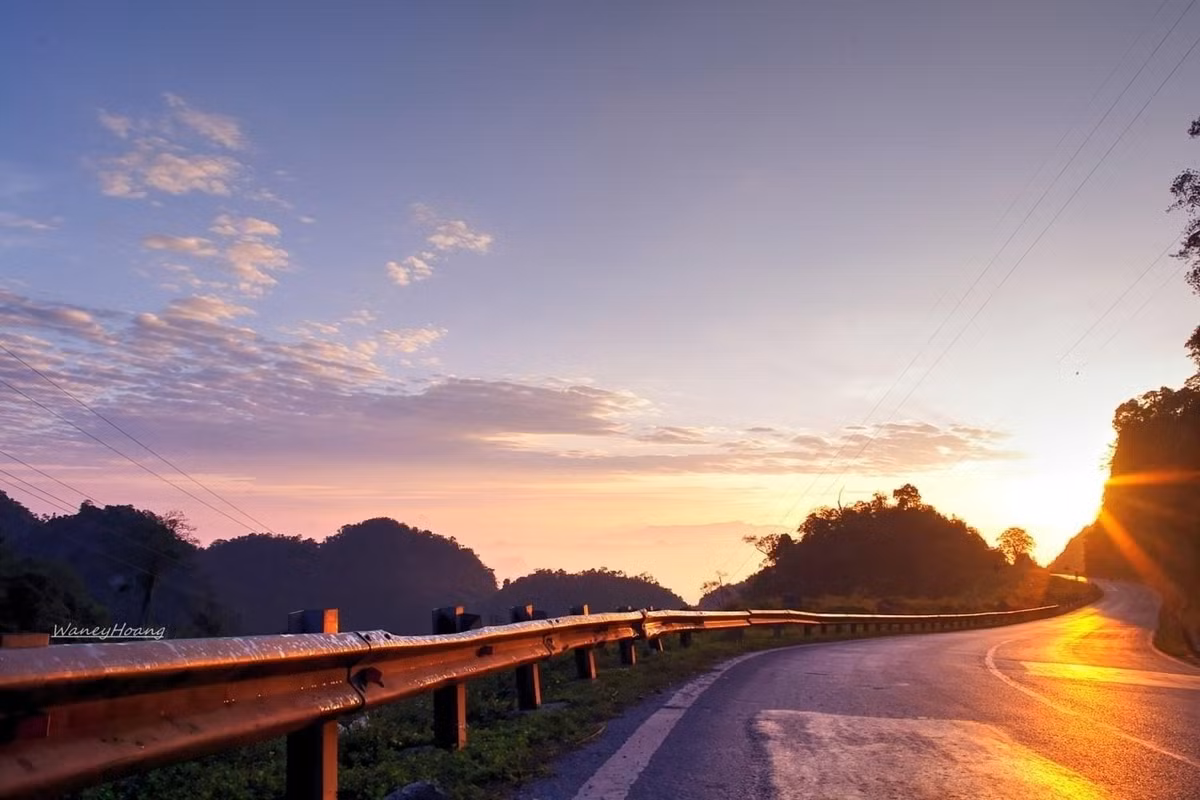 Ở độ cao hơn 1.000m so với mực nước biển, khi đứng ở đèo Đá Trắng mọi người có thể phóng tầm mắt ngắm toàn cảnh Mai Châu từ trên cao thật nhỏ bé và xanh ngát. Ảnh: @Mailley