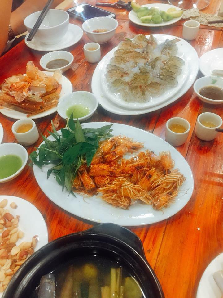 Theo như người đăng tải tấm ảnh chia sẻ, thì thanh niên này có một cô em gái có sở thích ăn đầu tôm mà không ăn bất cứ bộ phận nào khác trên cơ thể con tôm. Chính vì thế, cô em gái này rất chăm chút và tỉ mỉ cho món ăn khoái khẩu của mình còn hơn cả quán nhậu.