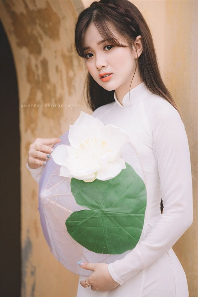 Theo tìm hiểu của CĐM, nữ chính của những bức ảnh trên là Nguyễn Ngọc Ánh (sinh năm 1998) hiện đang là sinh viên khoa tiếng Trung, trường Đại học Hà Nội. Ánh sinh ra và lớn lên ở Phú Thọ.