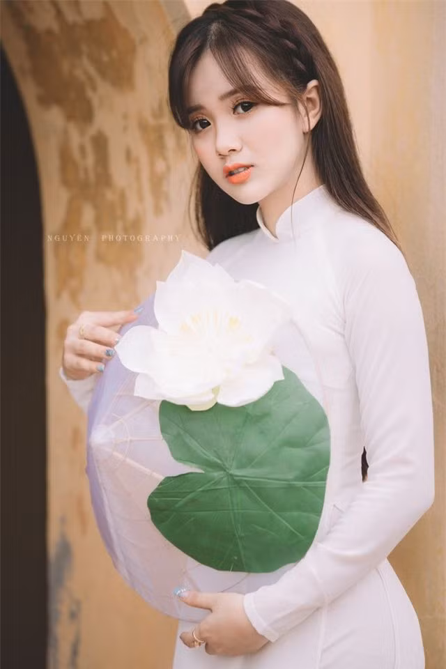 Theo tìm hiểu của CĐM, nữ chính của những bức ảnh trên là Nguyễn Ngọc Ánh (sinh năm 1998) hiện đang là sinh viên khoa tiếng Trung, trường Đại học Hà Nội. Ánh sinh ra và lớn lên ở Phú Thọ.