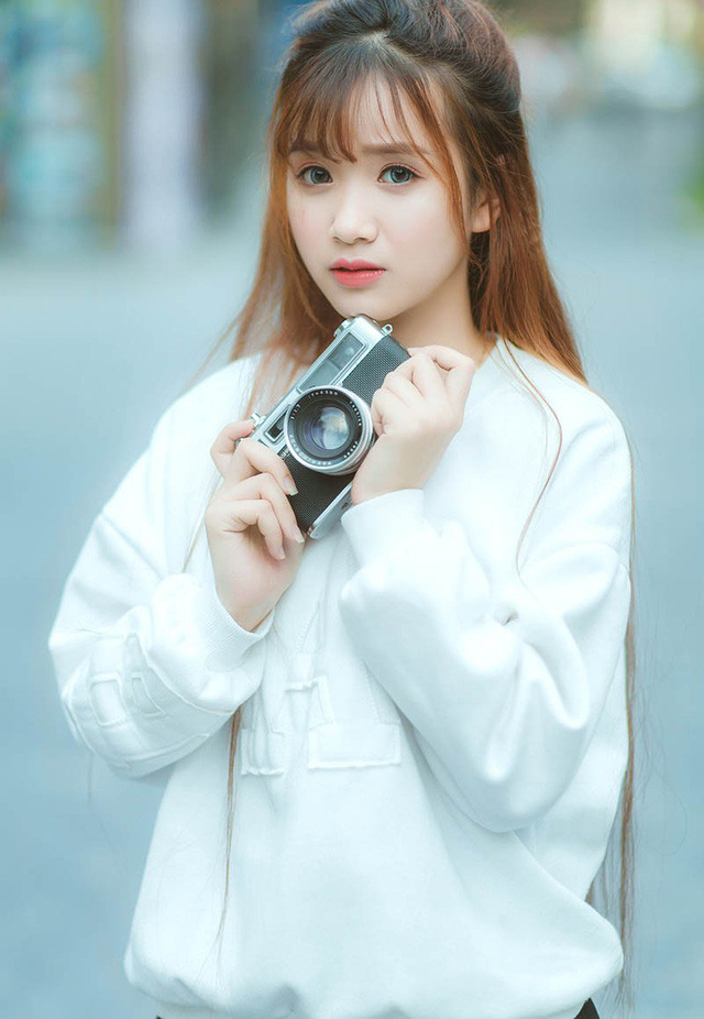 Ánh kể ban đầu bén duyên với nghề mẫu khi được một người bạn đồng hương rủ đi chụp ảnh. Bộ ảnh đầu tiên của cô bạn 9X này có chủ đề hưởng ứng đá bóng, bối cảnh thực hiện bộ ảnh ở sân bóng quê nhà.