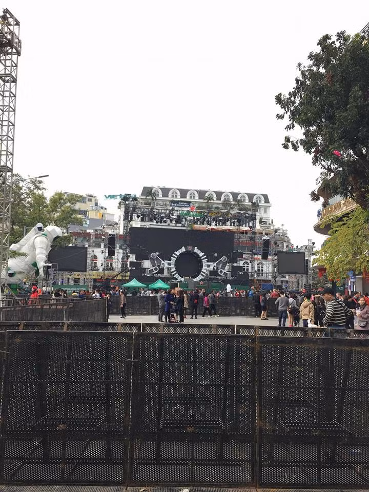 Theo chia sẻ của bạn Lan Hương (20 tuổi, Hà Nội): "Tránh tình trạng phải đứng xa như năm ngoái, năm nay em và nhóm bạn đã phải đến thật sớm để có vị trí đẹp và sát sân khấu. Bọn em có mặt ở đây từ 16h nhưng đã có khá đông những bạn trẻ đã đến trước bọn em. Hy vọng sẽ không có tình trạng chen lấn xô đẩy diễn ra".