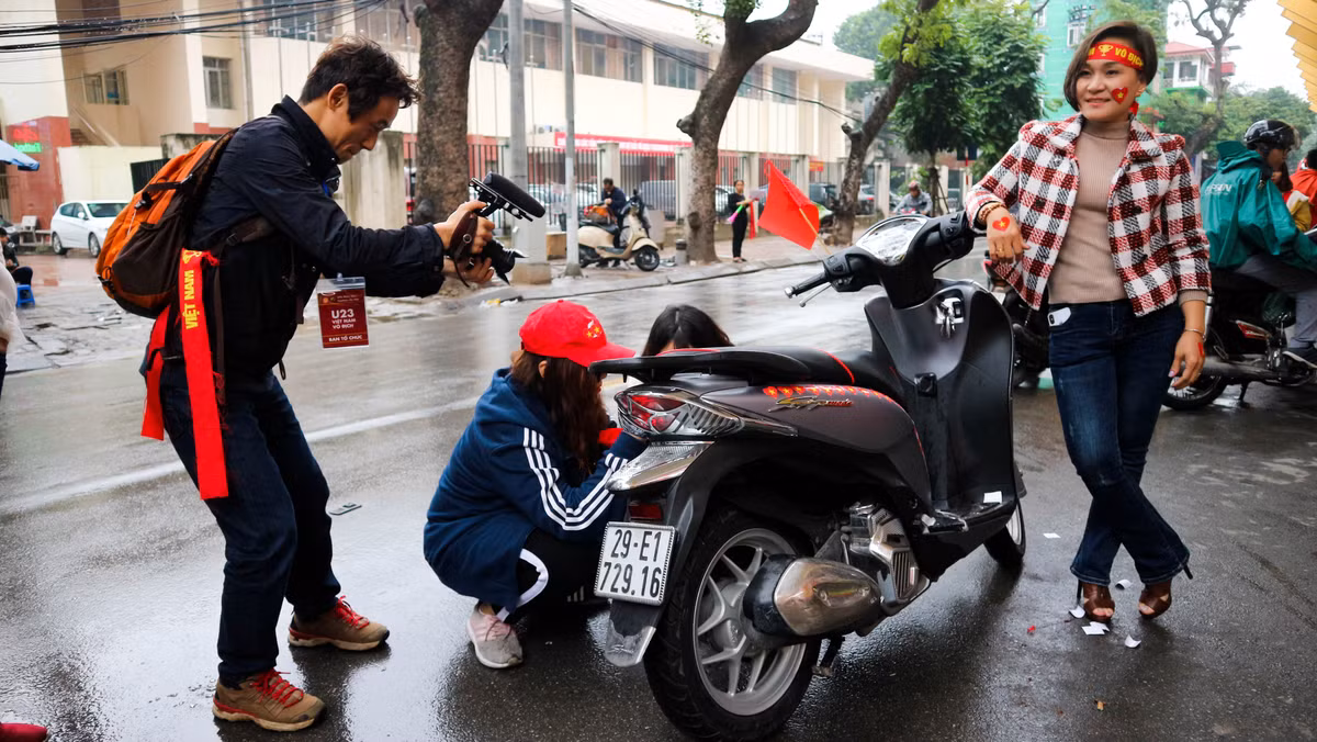 Dù thời tiết Hà Nội lúc này là không tốt, mưa lất phất và khá lạnh nhưng nhiều CĐV đã có mặt rất sớm để vào sân. Họ chuẩn bị cho mình những chiếc Quốc kì, băng rôn và những chiếc sticker để cổ vũ cho đội tuyển U23 Việt Nam thi đấu tại Trung Quốc.