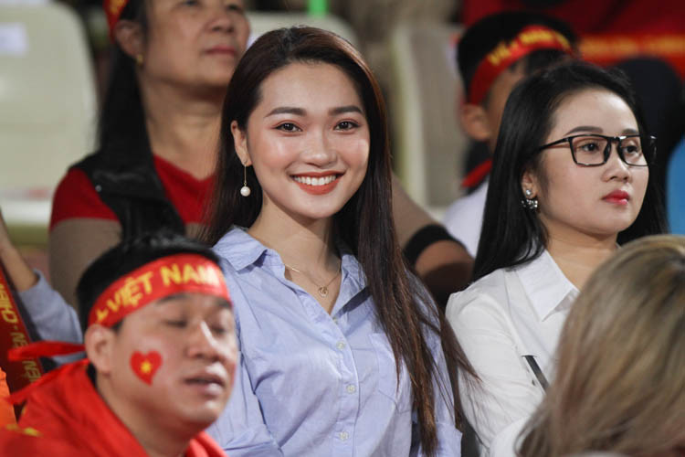 Để nói về tình yêu của bóng đá của Ngọc Nữ như NHM đã biết, cô nàng này từng đồng hành cùng ĐT Việt Nam qua nhiều giải đấu từ sân khách hay về đến sân nhà.