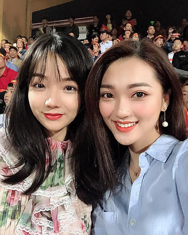 Hai cô nàng xinh đẹp tranh thủ tự sướng với nhau sau khi trận đấu kết thúc.