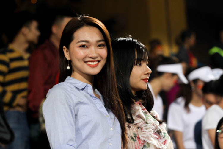 Tối 24/11, ĐT Việt Nam đã bước vào lượt trận cuối cùng vòng bảng AFF Cup 2018 gặp đối thủ là Campuchia. Sức nóng của trận đấu này thì không phải bàn cãi nhiều, tuy nhiên trên khán đài A SVĐ Hàng Đẫy có một ngọn lửa khác mang tên Nguyễn Ngọc Nữ.